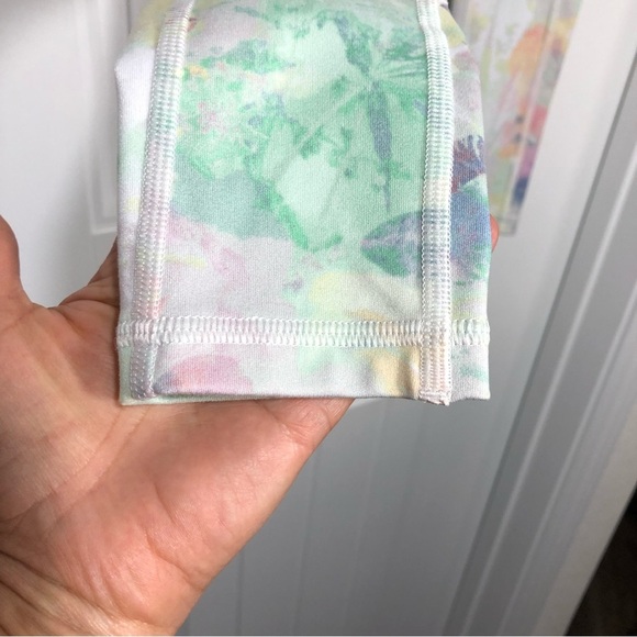 Victoria's Secret Flow On Point Pockets Legging in Pastel Rainbow Leaves Sz 4 - Picture 9 of 16